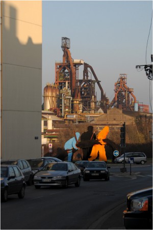 Prise de vue sur les statues et la siderurgie